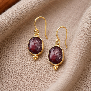 Pendiente de gancho con granate natural en bisel - Pendiente de piedra preciosa en bruto sin tallar, joyería minimalista chapada en oro con piedra de nacimiento - Product Image 1