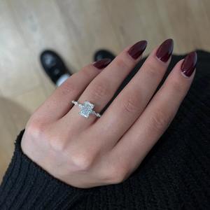 Anillo de Compromiso con Diamante Cultivado en Laboratorio de Corte Radiante de 2.50 Quilates, Corte Marquesa Lateral, Halo Oculto, Oro de 14K, Certificado IGI - Product Image 4