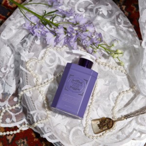Gel Douche Parfumé Teabless à la Sauge, Ambre et Thé Violet, Formule Moussante Rafraîchissante et Hydratante 500g - Product Image 5