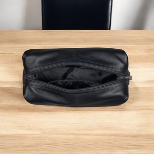 Neceser de Cuero Negro Brillante con Cierre de Cremallera, Estilo Portátil para Cosméticos, para Hombres y Mujeres - Product Image 3