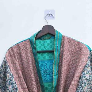 Kimono de Lujo con Parches de Seda, Túnica Larga para Dormir o como Cubre Bikini, Kimono Hecho a Mano con Sari de Seda Reciclada Vintage de la India - Product Image 3