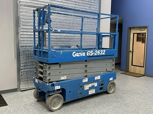 รถยกกรรไกรไฟฟ้า Genie GS-2632 คุณภาพสูง รุ่นใหม่ ระยะยก 10 เมตร แพลตฟอร์มทำงานบนที่สูง ได้รับการรับรองมาตรฐาน CE อุปกรณ์ไฮดรอลิก รับน้ำหนักได้ 1000 กิโลกรัม - Product Image 5