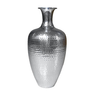 Elegante Florero de Metal Hecho a Mano con Acabado Real, Florero de Metal para Decoración de Banquetes y Fiestas, Florero de Estilo, Zahid Exports, Gran Mayorista - Product Image 1