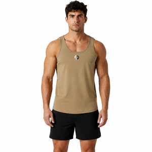 El acabado impecable crea un look pulido con el camiseta sin mangas Man Tank Top, que ofrece soporte activo para salidas informales, viajes a la playa y uso diario. - Product Image 1