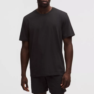 เสื้อยืดคอกลมแขนสั้นสีดำสำหรับผู้ชาย ทรงปกติ ผ้าฝ้ายเจอร์ซีย์ สีพื้น ระบายอากาศได้ดี ผ้าถักแบบเรียบ - Product Image 3