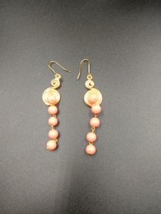 Pendientes de aro vintage de latón chapado en oro con cuentas de perlas de imitación para mujer - Product Image 1
