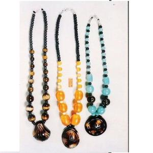 Collier tendance en résine fait main au design attrayant – Bijoux fantaisie et artisanat en résine - Product Image 1