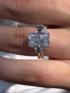 Juego de Anillos de Compromiso y Boda de Diamantes Cultivados en Laboratorio con Corte Radiante, Plata 925 y Oro 14K, 3ct, Tres Piedras, Venta al Por Mayor - Product Image 5