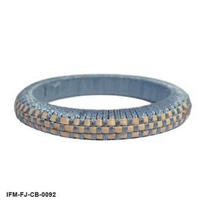 กำไลข้อมือ tissé zeliora ที่ทำด้วยมือ: สีฟ้าที่นุ่มนวลและเส้นใยปาล์มธรรมชาติที่ผสมผสานกันบนฐานไม้ที่เรียบ - Product Image 1