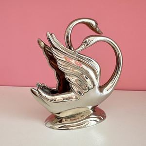 Portarrollos de metal de diseño artesanal con patrón artístico único, perfecto para decoración del hogar y como regalo. - Product Image 6