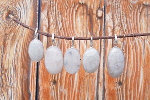 Colgante de Lágrima de Piedra Lunar Arcoíris Natural Vintage al por Mayor, Chapado en Plata, Hecho a Mano, con Engaste de Bisel de Cristal Curativo de Piedras Preciosas - Product Image 4