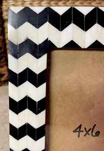 Cadre photo artisanal en os incrusté de résine noire et blanche, style vintage, design simple avec une touche royale et classique - Product Image 4