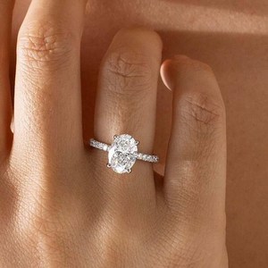 Anillo Clásico Halo con Moissanita Ovalada Brillante de 2 Quilates, Plata de Ley 925 Original, Regalo de Promesa de Boda para Fiestas y Eventos - Product Image 1