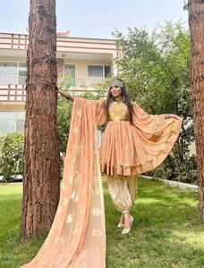 Robe Anarkali en soie rose exquise, avec col richement orné de fils dorés et manches évasées larges décorées. - Product Image 5