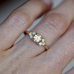 แหวนเพชรทรงกลมสวยงาม 1.01 กะรัต ดีไซน์ลายดอกไม้ ทองคำแท้ 14K พร้อมใบรับรอง IGI เพชรเพาะเลี้ยงในห้องปฏิบัติการ เหมาะสำหรับเป็นของขวัญขอแต่งงานสำหรับเธอ - Product Image 3