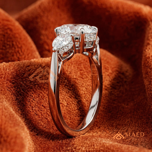 Bague en moissanite ronde à trois pierres pour femme, ton argenté, bijoux de fiançailles et d'anniversaire, style élégant au quotidien - Product Image 3