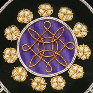 Insignias Bordadas a Mano con Hilo Dorado Personalizado - Moda de Lujo, Sin Níquel y Ecológicas, Lavables - Product Image 4