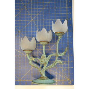 Candélabre en laiton antique avec abat-jour en forme de tulipe givrée, finition patine verte, décoration d'intérieur, design métallique durable - Product Image 5