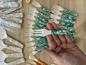 Cuillère en coquillage fabriquée à partir de coquillages naturels pour une utilisation décorative, présentation en magasin et exportation en gros - Product Image 2