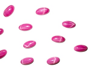 Rubis étoilé ovale 8x15 mm 4,5 carats, cabochon opaque poli créé en laboratoire avec effet étoile à 6 branches pour la fabrication de bijoux - Product Image 5