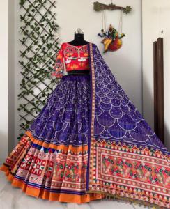 Ensemble Lehenga Choli de créateur violet pour Navratri, en coton mousseline épais, avec broderie de miroirs authentique et imprimé numérique, pour Garba Dandiya et soirées d'hiver - Product Image 3