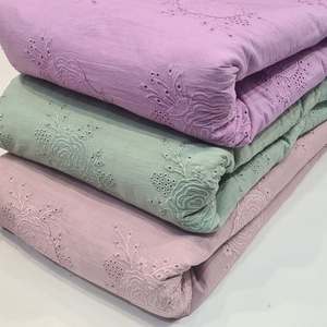 Tissu brodé de qualité supérieure conçu pour la mode moderne et les collections de vêtements élégants. Ce tissu présente de belles qualités. - Product Image 6