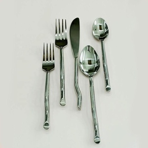 Juego de cubiertos de diseño moderno de acero inoxidable hecho a mano con mango de diseño ondulado de Metal pulido para boda - Product Image 1
