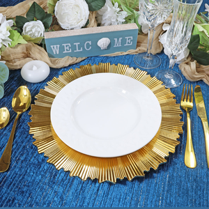 Assiette de présentation cannelée dorée Radiant Gold avec bord texturé effet soleil, pour la décoration de table de dîner lors d'événements de mariage - Product Image 4
