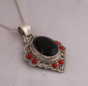 Colgante Vintage de Plata de Ley 925 con Ónix Negro y Coral, Colgante de Coral Rojo Natural y Gema Negra, Hecho a Mano, Estilo Antiguo, Venta al por Mayor - Product Image 3