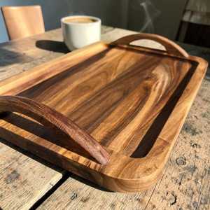 Bandeja de servir de madera hecha a mano con asas de aluminio: Decoración rústica grabada para el hogar - Product Image 3