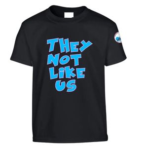 เสื้อยืดแขนสั้นลายกราฟิกสำหรับวัยรุ่นสีดำ พิมพ์ตัวอักษรสีน้ำเงินเข้ม "They Not Like Us" คอกลม สไตล์ลำลอง แฟชั่นวัยรุ่น ใส่ได้ทุกวัน - Product Image 1