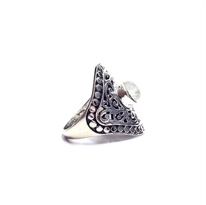 Anillo de plata de ley oxidada con piedra lunar para unisex, ideal para regalo o uso diario. - Product Image 3