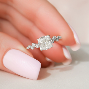 Bague de fiançailles en diamant taille coussin de qualité supérieure en or blanc, sertie de griffes, avec bande pavée florale, style classique pour femme - Product Image 5