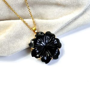 Colgante de flor de ónix negro natural tallado a mano, collar de cristal con flor para mujer, colgante de piedra preciosa, regalo de cumpleaños hecho a mano - Product Image 1