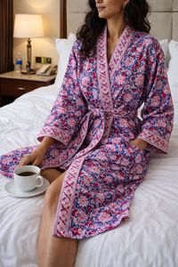 Peignoir gaufré violet imprimé à la main Knnotted Earth pour femme, en coton de luxe, antimicrobien, doux, séchage rapide, unisexe, pour la plage - Product Image 4