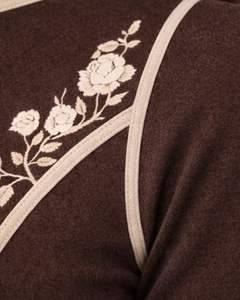 Conjunto de yoga de dos piezas para mujer, color marrón, top corto con cremallera y pantalones acampanados de cintura alta con bordado floral, ropa deportiva para gimnasio, fabricante personalizado. - Product Image 4