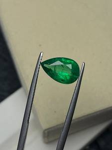 Esmeralda natural suelta, corte pera, verde, para la elaboración de joyas. - Product Image 2