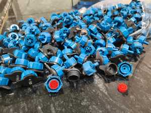 Émetteur d'irrigation goutte à goutte 8 LPH en polypropylène, goutteur en ligne noir et bleu pour jardin, agriculture, économie d'eau, micro-irrigation - Product Image 4