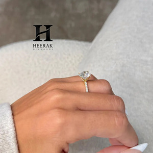 Bague de fiançailles de luxe en or jaune 14 carats avec diamant de laboratoire taille ronde, pavé de pierres, halo caché, pour femme - Product Image 2