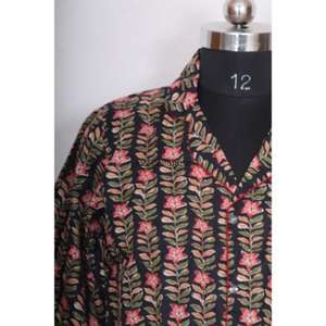 เดรสผู้หญิงผ้าฝ้ายพิมพ์ลายดิจิทัลลายดอกไม้ ระบายอากาศได้ดี เป็นมิตรกับสิ่งแวดล้อม 100%  ทรงเข้ารูป ความยาวปานกลาง แขน 3/4 คอวี ติดกระดุม เหมาะสำหรับงานกลางคืน/งานทางการ - Product Image 2