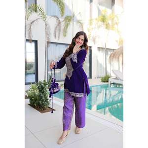 Ensemble 3 pièces décontracté pour femme en velours brodé Zari avec pantalon et Batwa - Product Image 3