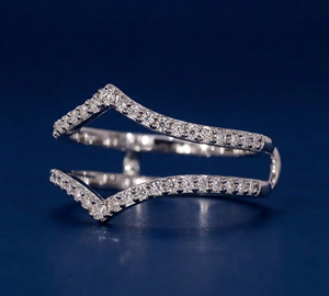 Bague de mariage en or 14 carats style chevron avec diamant de laboratoire 0,37 carat taille brillant rond clarté VVS1-VVS2 plaqué rhodium - Product Image 1