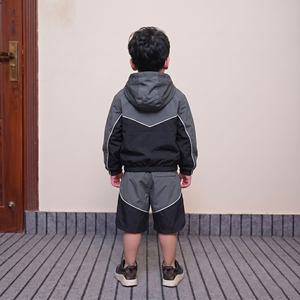 Nouveaux ensembles de shorts coupe-vent en nylon gris, noir et blanc pour enfants, avec logo personnalisé, pour l'été, ensembles pour garçons, vestes streetwear. - Product Image 4