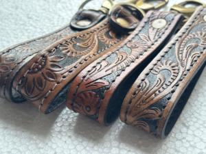 Llavero de Cuero Genuino Rectangular con Grabado a Mano Estilo Vintage Conifer y Clip de Latón Antiguo - Product Image 6