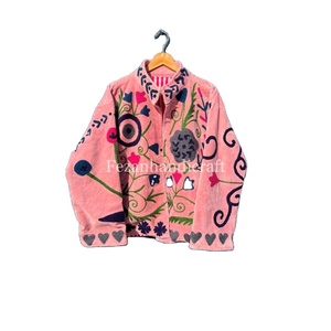 Veste en velours rose, veste brodée de fleurs ouzbèkes, manteau fait main, manteau d'hiver unisexe, veste bohème hippie, manteau pour femme - Product Image 1