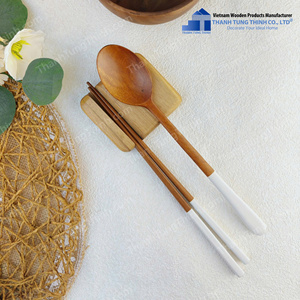 Ensemble de 4 cuillères et baguettes en bois avec manches roses et blancs, ustensiles de table, fabriqués par un fabricant certifié Food Safe. - Product Image 2