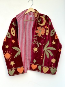 Chaqueta de Invierno Transpirable Bordada a Mano con Terciopelo Suzani, Abrigo Bohemio Color Granate para Playa, Estilo Artesanal Indio, Vintage, Unisex - Product Image 3