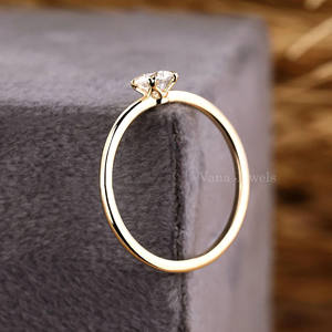 Bague de fiançailles solitaire en diamant de laboratoire Design rond simple Sertissage à double griffe Or jaune massif 14K Certifié IGI - Product Image 5