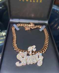 Colgante de Hip-hop Personalizado con Letra Cursiva Pequeña y Delgada, con Moissanita VVS1, Chapado en Oro sobre Plata 925, Certificado GRA, para Mujer - Product Image 2