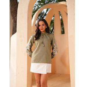 Blusa Bordada en Verde Oliva con Mangas Largas para Vacaciones, Viajes y Estilo Resort, Disponible a un Precio Competitivo - Product Image 1